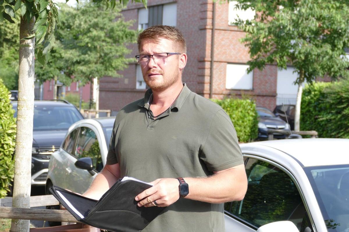 Matthias Kerps, Kfz-Sachverständiger am Niederrhein, mit Gutachtenmappe bei einer Fahrzeugbesichtigung