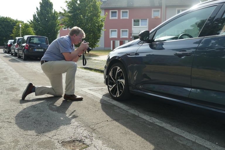 Kfz-Sachverständiger bei der persönlichen Fahrzeugbewertung vor Ort